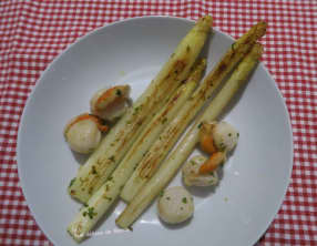 Asperges blanches des Landes et noix de St-Jacques au beurre ail et persil