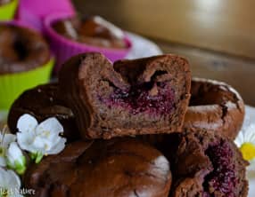 Muffins au chocolat et aux haricots rouges fourrés aux framboises
