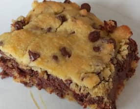 Cookie géant aux pépites de chocolat fourré à la pâte à tartiner