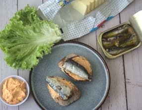 Tartines au beurre de poivron pimenté et sardines