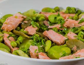 Salade de saumon aux fèves, pois gourmands et petits pois