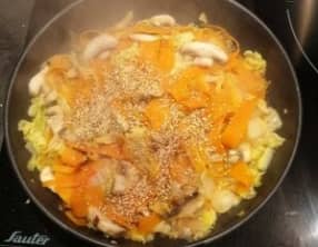 Poêlée asiatique chou chinois, carotte, champignon