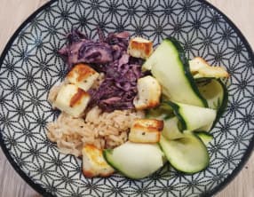 Bowlcake végétal à l’halloumi grillé