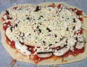 Pizza tomates cerises, mozzarella, champignons