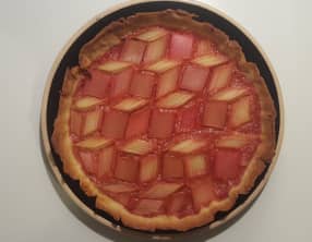 Tarte graphique à la rhubarbe et aux fraises