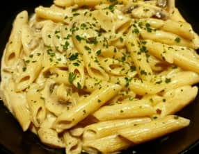Penne, champignons, crème et roquefort