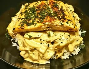 Saumon au curry rouge, lait de coco et coriandre