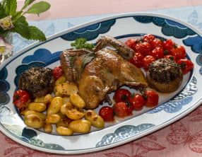 Pigeon rôti en crapaudine, à la sauge et champignons farcis