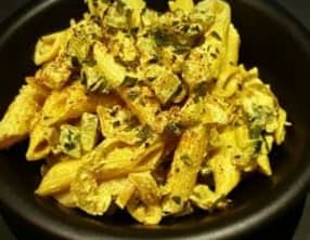Penne à la crème, courgette et épices