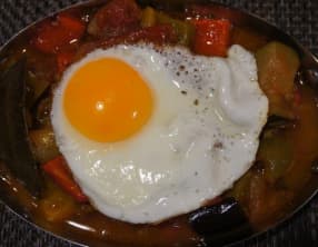 Oeufs au plat à la ratatouille