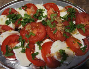 Salade tomate mozzarella avec vinaigrette au gingembre
