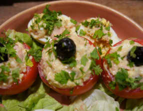 Tomates farcies au thon, œufs durs et mayonnaise