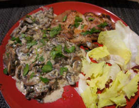 Côte de porc à la crème et aux champignons