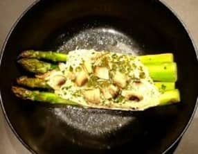 Papillote de saumon, asperges vertes et champignons