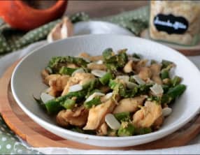 Wok d'asperges vertes au poulet et amandes grillées