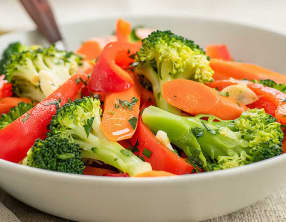 Sauté de brocolis carottes et poivron