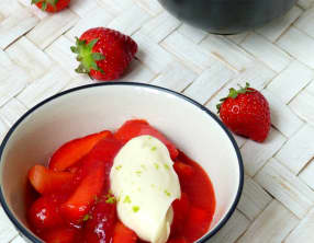 Soupe de fraises au gingembre, quenelle au chocolat blanc