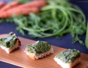 Pesto de fanes de carottes aux amandes