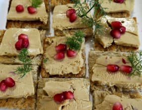 Toasts au foie gras, grenade et confit d'oignon aux tomates séchées