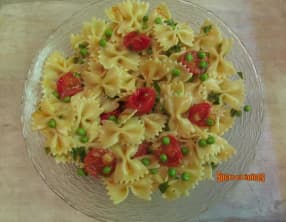 Salade de pâtes, petits pois et tomates cerises