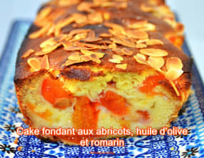 Cake fondant aux abricots, huile d'olive et romarin