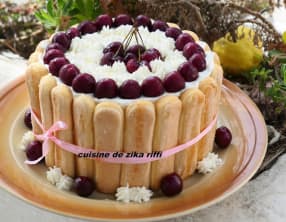 Charlotte aux cerises, pêches blanches et ricotta