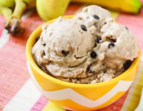 Glace banane et pépites de chocolat