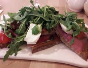 Tartine de jambon cru, pesto et mozzarella