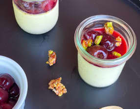 Panna cotta à la pistache, cerises confites