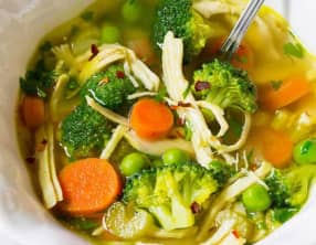 Soupe détox au poulet