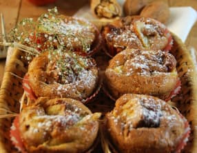 Muffins aux pommes, noix et caramel