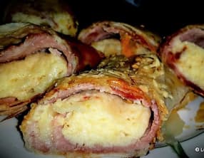 Strudel salé avec farce jambon, fromage et pommes de terre
