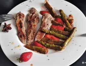 Aiguillettes de canard et poêlée d'asperges vertes et fraises