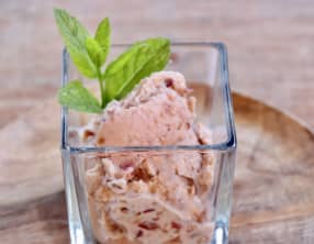 Glace à la cerise et à la rose