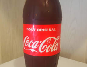 Gâteau en trompe l'œil bouteille de coca-cola, pêches et crème vanille