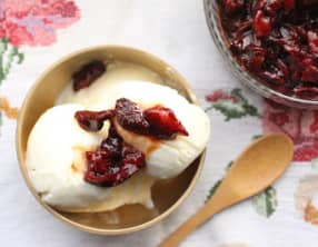 Glace au yaourt grec et au vermouth, fraises rôties au four