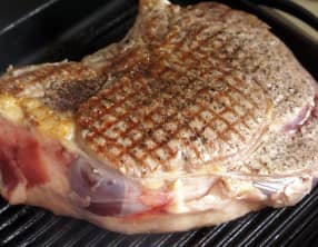 Griller une côte de boeuf avec marquage croisé