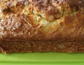 Cake salé au fromage de chèvre, lardons et olives vertes