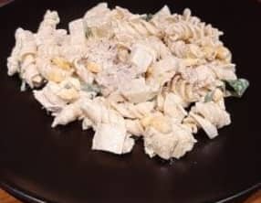 Salade de pâtes au thon, cœurs artichaut, cœurs de palmier et maïs