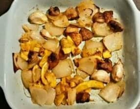 Courgettes jaunes, champignons, oignon, ail et épices