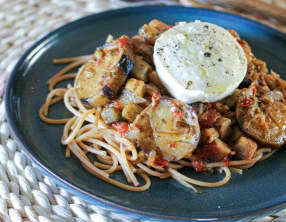 Pâtes complète aux aubergines, tomates et mozzarella