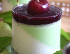 Panna cotta vanille pistache coulis de cerises