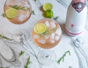 Cocktail au crémant ICE rosé, gin et tonic