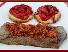 Bœuf au crumble de chorizo et tatin de poivrons