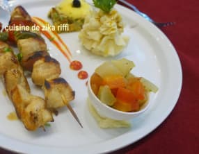 Petites brochettes de poulet et leurs accompagnements