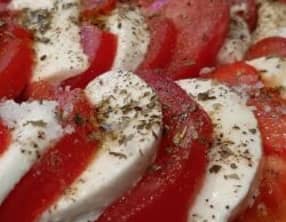 Salade de tomates, mozzarella et basilic