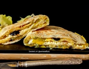Quesadillas garnie d’omelette tomate fromage et olives noires
