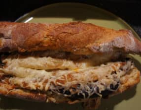 Sandwich merguez frites gratinés