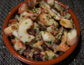 Poulpe mariné à  l'ail, citron et persil