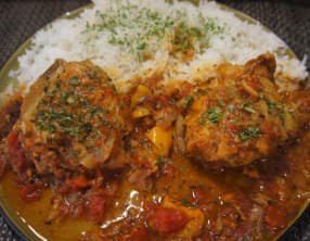 Poulet basquaise traditionnel au vin blanc